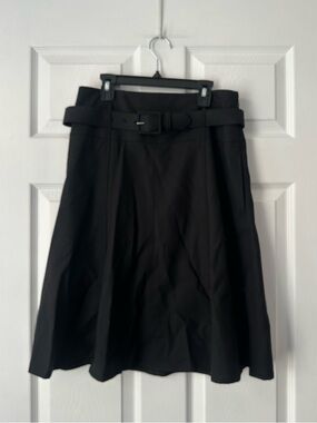 Theory Wool Size 4 A-line skirt with a buckle belt detail.